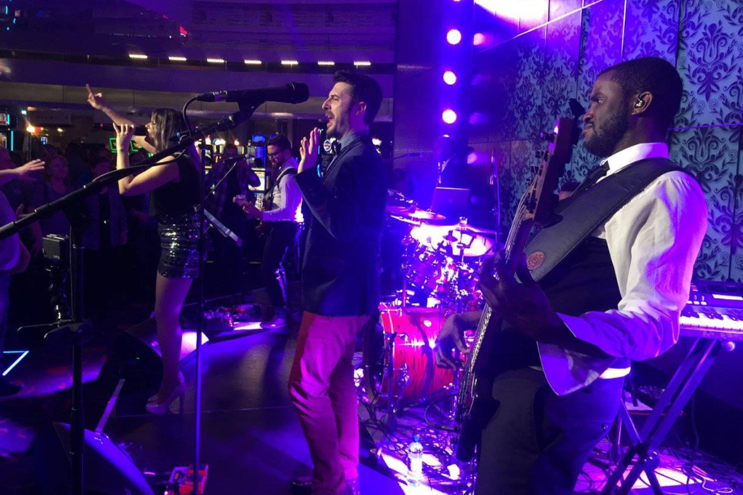 Off The Wall Live Band était en spectacle au Casino de Montréal. Le groupe est disponible pour votre évènement