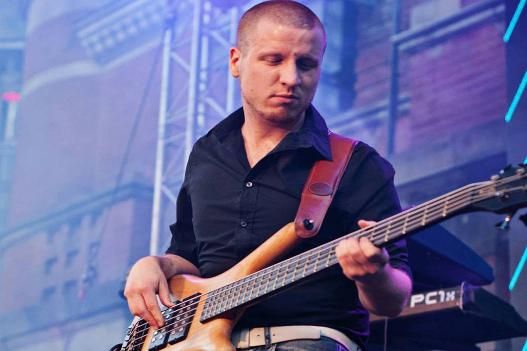 Danny, bassiste de Tone Call, en action lors du festival